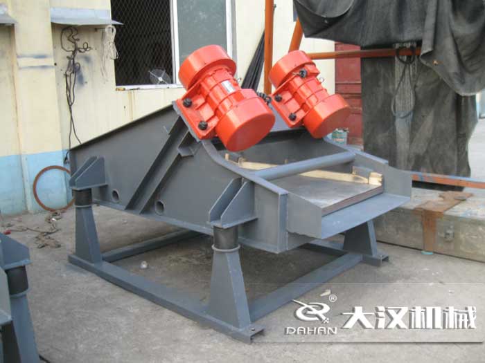 礦用振動篩采用優質的錳鋼材質，主要特點就耐磨性強，對于礦用振動篩來說其，耐磨性是非常重要的。