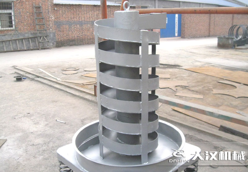 DZC垂直振動(dòng)提升機(jī)：由于該產(chǎn)品屬于一種向上式的輸送和擺放方式所以，對(duì)于空間大小的要求較小。