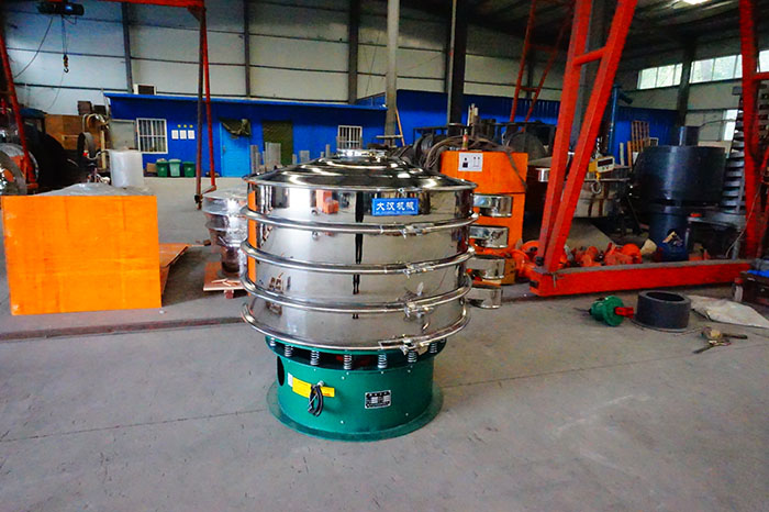 直徑1500mm振動(dòng)篩是一個(gè)四個(gè)出料口，三層振動(dòng)篩框的選震動(dòng)篩，屬于較大型號(hào)的產(chǎn)品。