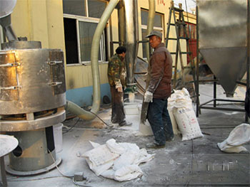 氣流篩分機(jī)石灰粉篩分現(xiàn)場圖片展示