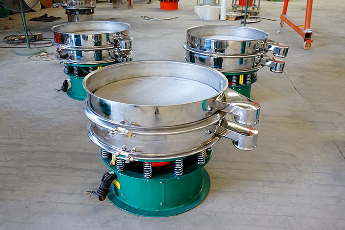 玉米淀粉振動篩分機的特點：產品的振動頻率高，振幅大，可篩分物料比較廣泛，采用304不銹鋼材質，對于物料篩分有一定的優勢。