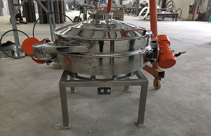 主要采用的是雙振動電機(jī)振動，其振動力比普通振動篩要高，同時采用直泄式的排料方式，很好的解決了堵料塞料的問題。