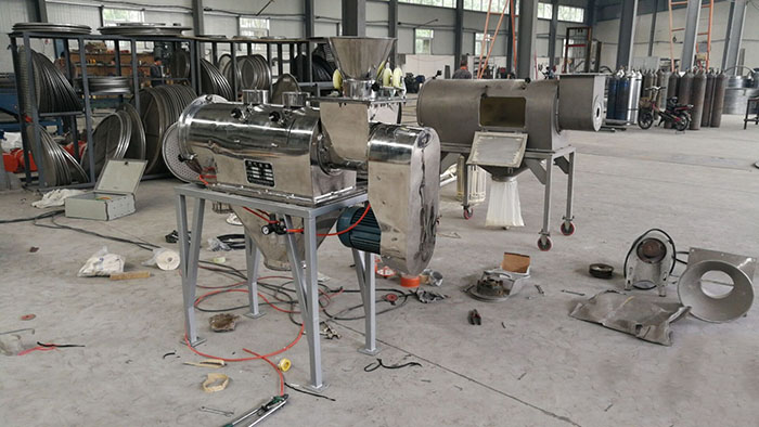 氣旋篩分機的特點：全不銹鋼材質選擇，使用壽命更加長久，防腐蝕，防酸堿性強。